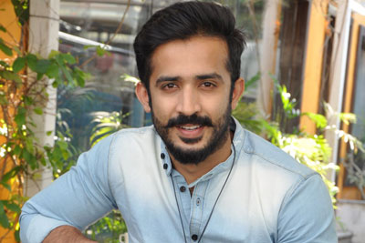 anchor-ravi-stills-at-idhi-ma-prema-kadha-press-meet